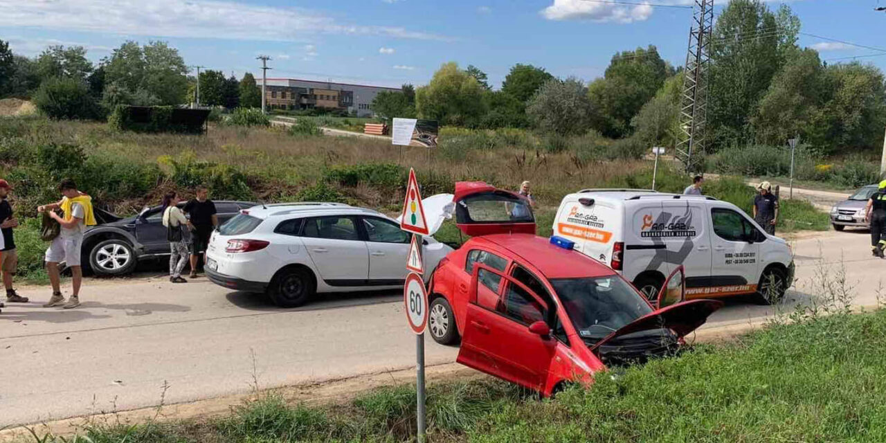 Igazi roncsderbi Pátyon, hatalmas baleset Budapest közelében