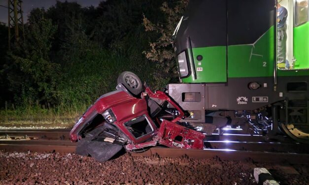 Vasúti sínekre zuhant egy autó Pestszentlőrincen, miután a rendőrök üldözőbe vették a sofőrt: 400 métert tolta az autót a tehervonat