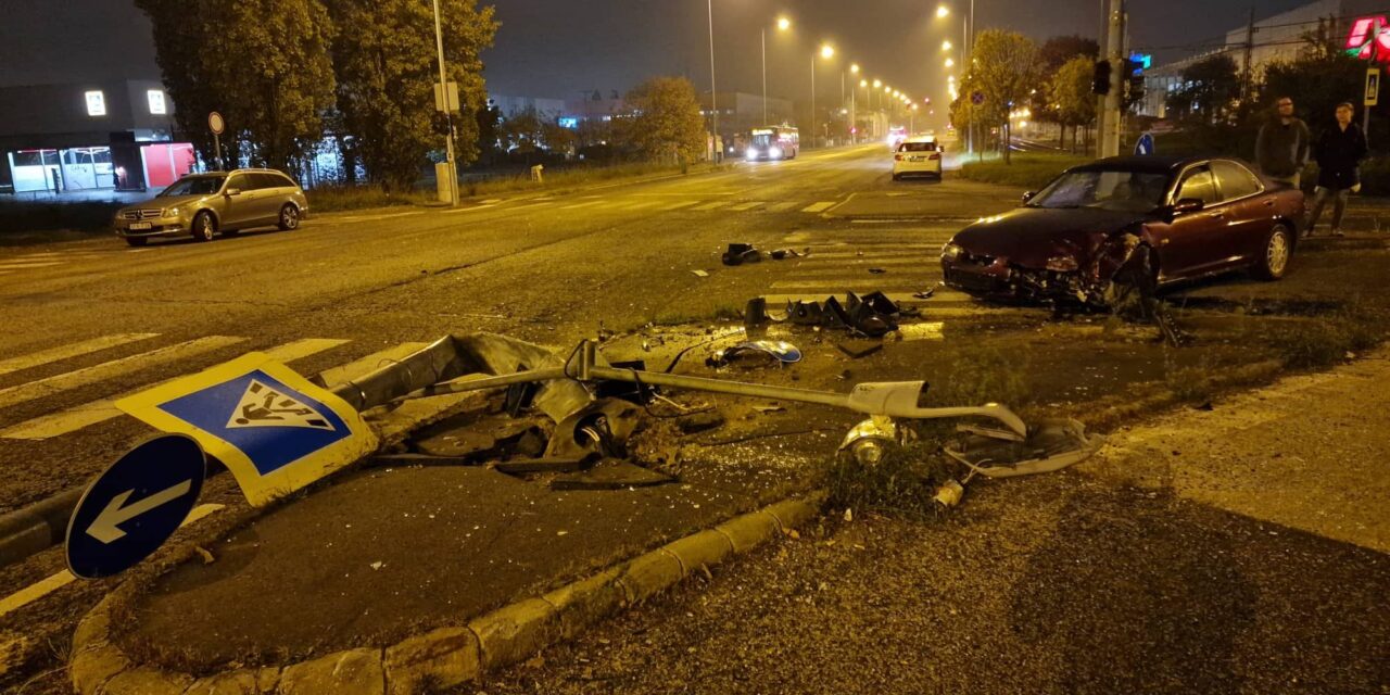 Rejtélyes baleset a Savoya Parknál – villanyoszlopnak csapódott autójával, majd elmenekült a Mazda sofőrje. HELYSZÍNI FOTÓKKAL!