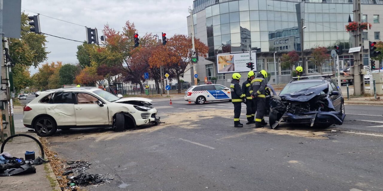 Videón a brutális 13. kerületi baleset, amelyben egy anya és kamasz lánya is megsérültek: hatalmas erővel csapódott neki a Porsche a Golfnak