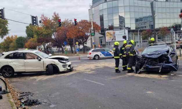 Videón a brutális 13. kerületi baleset, amelyben egy anya és kamasz lánya is megsérültek: hatalmas erővel csapódott neki a Porsche a Golfnak