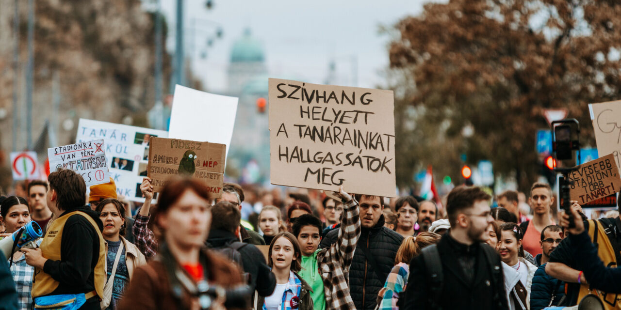 Több ezren tüntettek a Műegyetem rakparton az oktatás jövőjéért – Karácsony Gergely is felszólalt, több ellenzéki politikus is ott volt