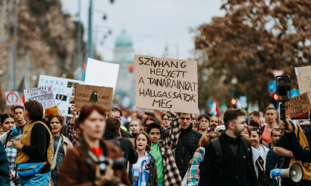 Több ezren tüntettek a Műegyetem rakparton az oktatás jövőjéért – Karácsony Gergely is felszólalt, több ellenzéki politikus is ott volt