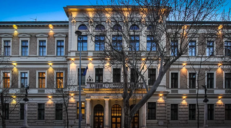 Spórolás: nem lesz melegvíz a Budapesti Gazdasági Egyetem mosdóiban, a tantermeket 18 fokra fűtik fel