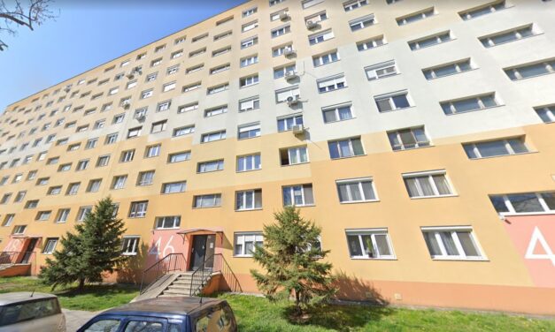 Sokk Pesterzsébeten: vízzel töltött lufit dobtak egy babakocsis anyukára – a hatodik emeletről érkezett a meglepetés