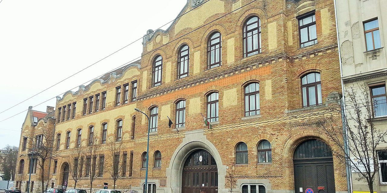 Egykori iskolájába vitte a fenyegető leveleket a tankerület vezetője, a Szent István Gimnázium diákjai kockás ingben várták az intézmény fenntartójának érkezését