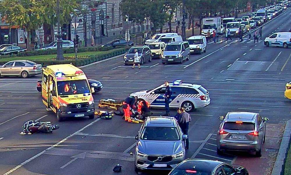 Motorbaleset az Oktogonnál, a Volvo átrongyolt a forgalmas kereszteződés piros jelzésén, súlyosan megsérült a vétlen motoros férfi – Fotók