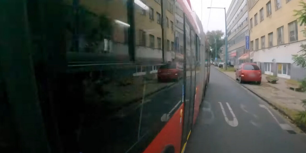 Dühös dudálásba kezdett a troli sofőrje és kis híján elgázolta a biciklist, csak mert az be merte tartani a KRESZ szabályait