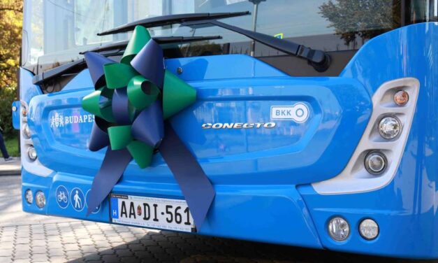 Teljesen alacsonypadlóssá válik a budapesti buszflotta – 29 új Mercedes busz érkezett a BKV-hoz, hamarosan új trolik is érkeznek