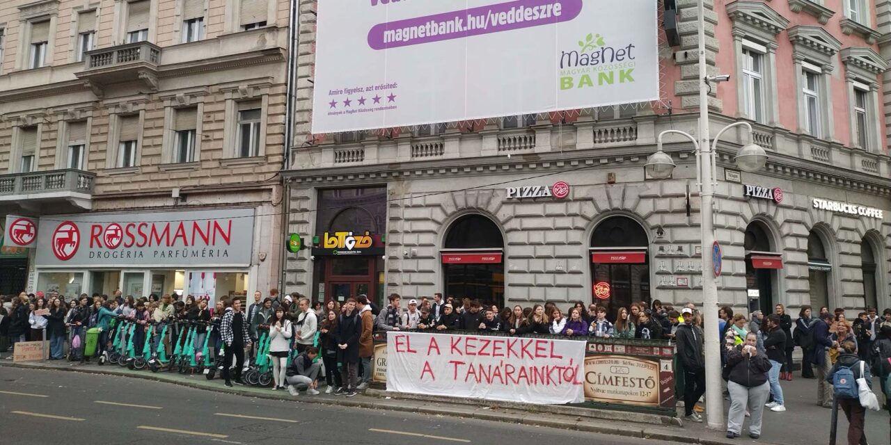 Csütörtök reggel tíz kilométeres élőlánccal álltak ki a pedagógusok mellett a budapestiek: Dunakeszin is folytatódik a tanárok tiltakozása