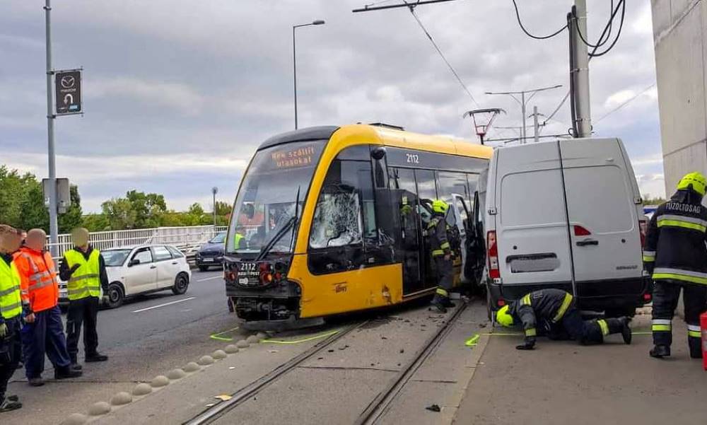 Kisiklott a villamos a Szentlélek téren, súlyosan megsérült a szabálytalan sofőr – helyszíni fotók