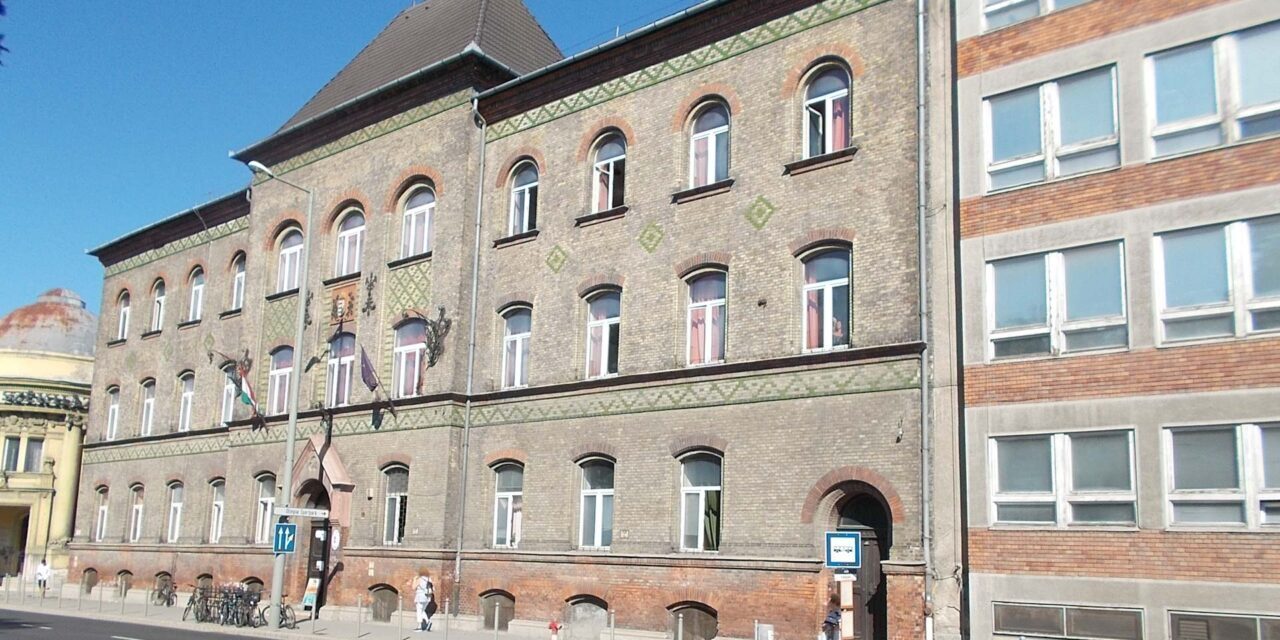 5 év börtönre ítélték azt a diákot, aki fizika órán, szándékosan megsebesítette tanárát: a pedagógust életveszélyes állapotban vitték kórházba