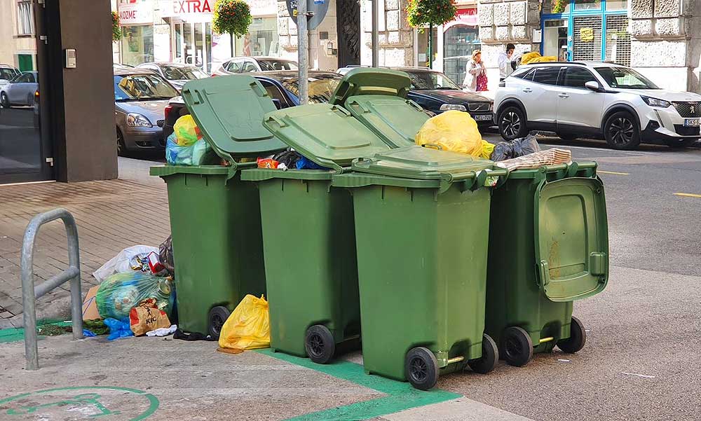 Akkora kuplerájt csinálnak a guberálók Terézvárosban a kidobott palackok után kutatva, hogy az önkormányzat szigorított a kukák kihelyezési szabályain