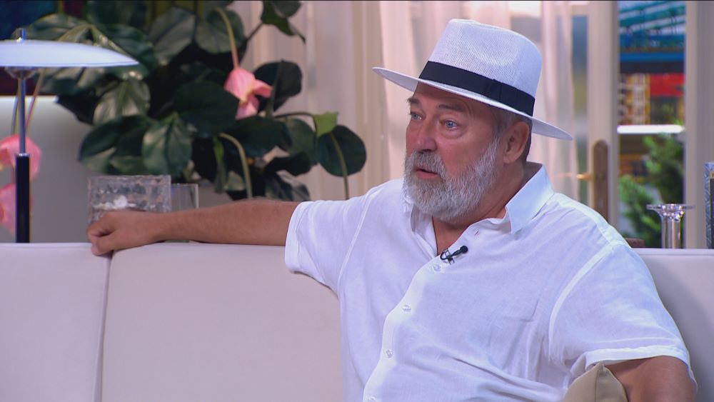 „Elcsúsztam és nagyon csúnyán a jobb oldalamra estem” – súlyosan megsérült Elefánt, az Omega gitárosa – Mentők vitték kórházba