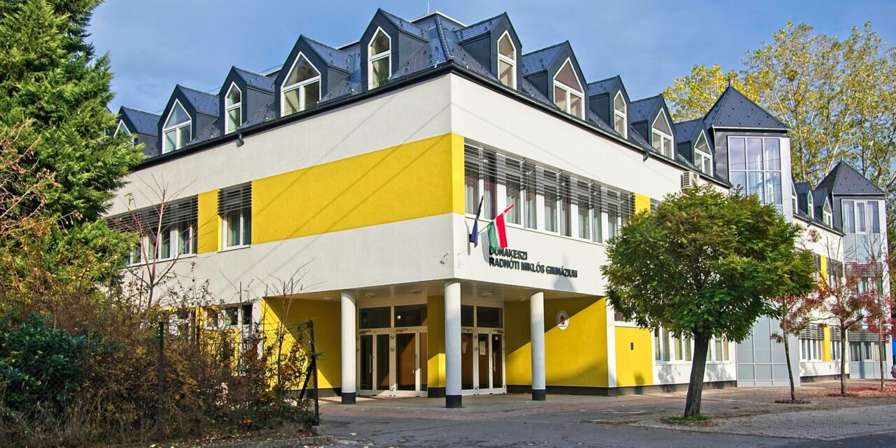 Dunakeszin 16 tanár vállalt szolidaritást a Kölcseyből kirúgott pedagógusokkal, a Radnóti Miklós Gimnázium tanárai megtagadták az első két óra megtartását