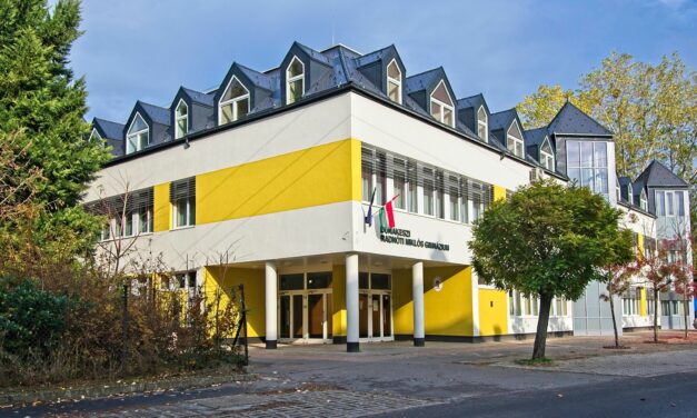 Dunakeszin 16 tanár vállalt szolidaritást a Kölcseyből kirúgott pedagógusokkal, a Radnóti Miklós Gimnázium tanárai megtagadták az első két óra megtartását