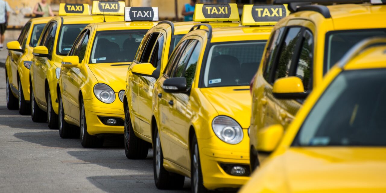 Megint elégedetlenek a taxisok: utcára vonulnak szerdán, nem tetszik nekik az új adózási rendszer