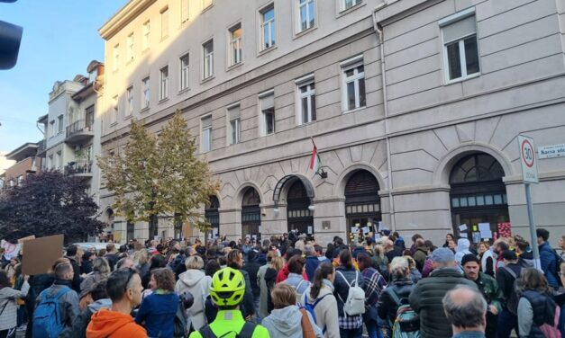 Országos tüntetés lesz ma az oktatásban, élőláncot hirdetett az Egységes Diákfront