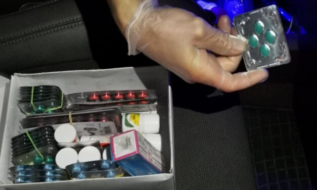 A lakása és az autója is illegális cuccokal volt tele ennek a váci férfinak – Drogok, hamis gyógyszerek, zárjegy nélküli cigaretta, minden volt ott