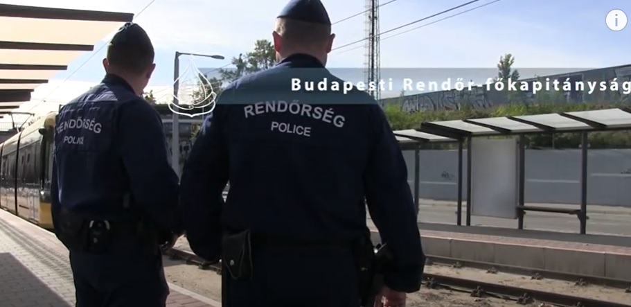 Ezen a fővárosi villamoson razziáztak a zsaruk, többeket elfogtak, repkedtek a helyszíni bírságok – videó