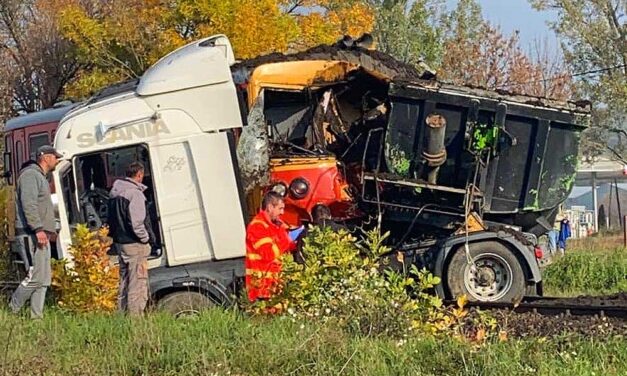 „Hallottuk, hogy kürtöl a vonat, aztán pedig a csattanást” – válságos állapotban van az a mozdonyvezető, akinek járműve egy kamionnal ütközött Ikladnál, 20-an sérültek meg