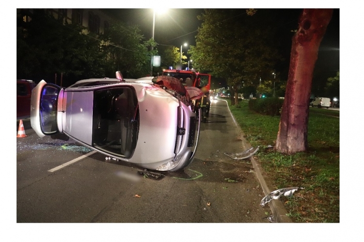 Életveszélyes állapotban a rovott múltú sofőr, aki harminc percen belül két baleset részese volt a fővárosban