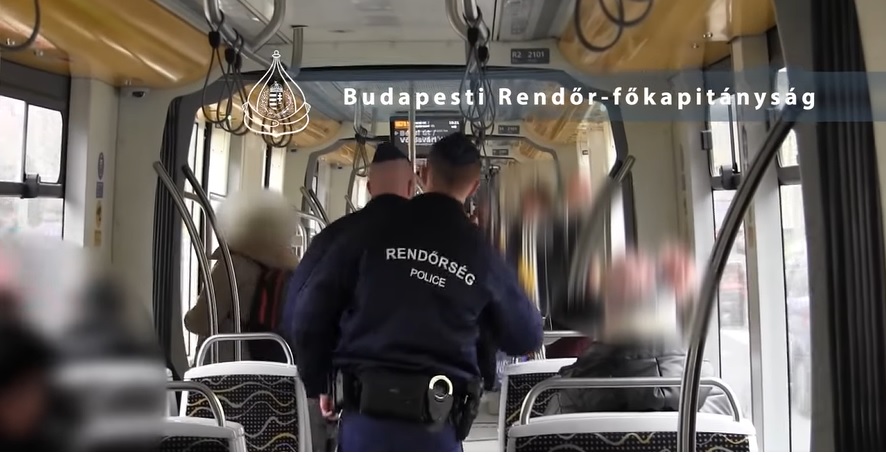Az 1-es villamoson razziáztak a rendőrök: két körözött férfit el is fogtak – videó