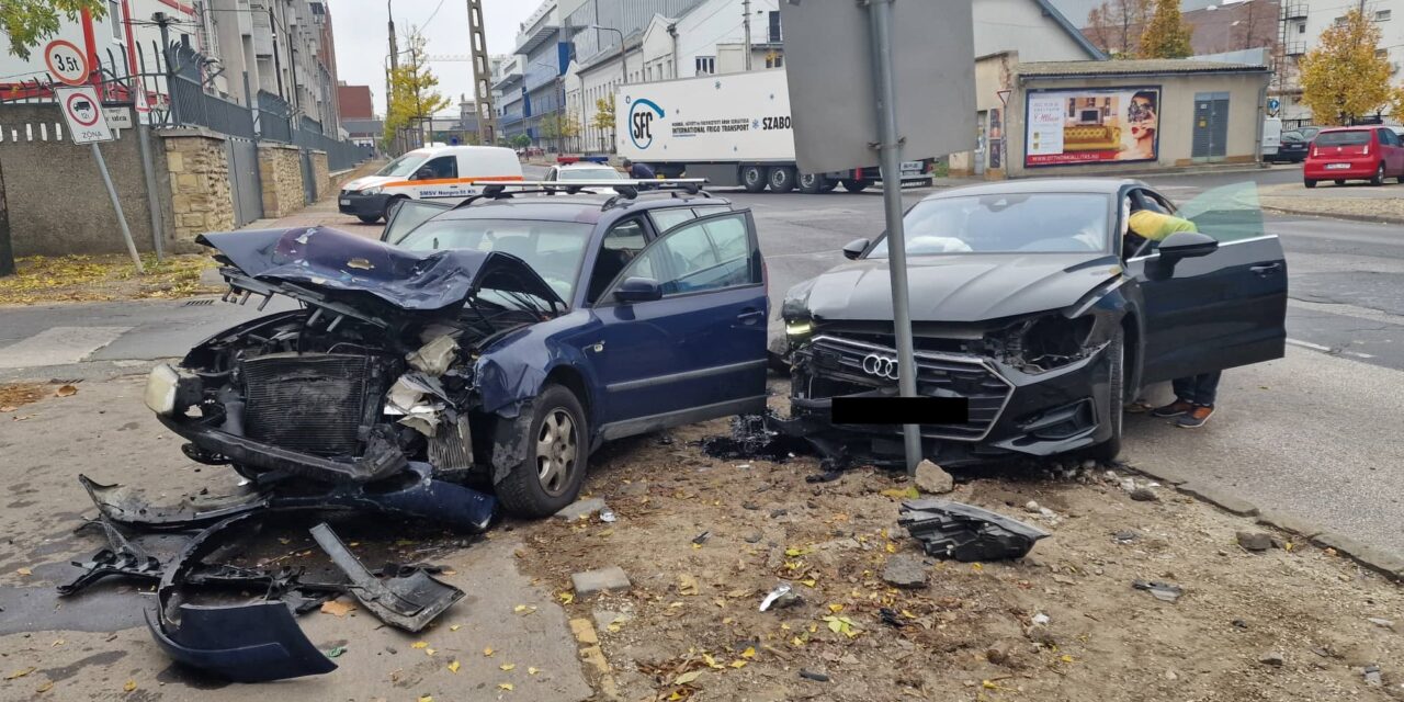 Csúnyán egymásba rohant két autó Budapesten: az Audi és a Volkswagen ripityára tört – Fotók a helyszínről