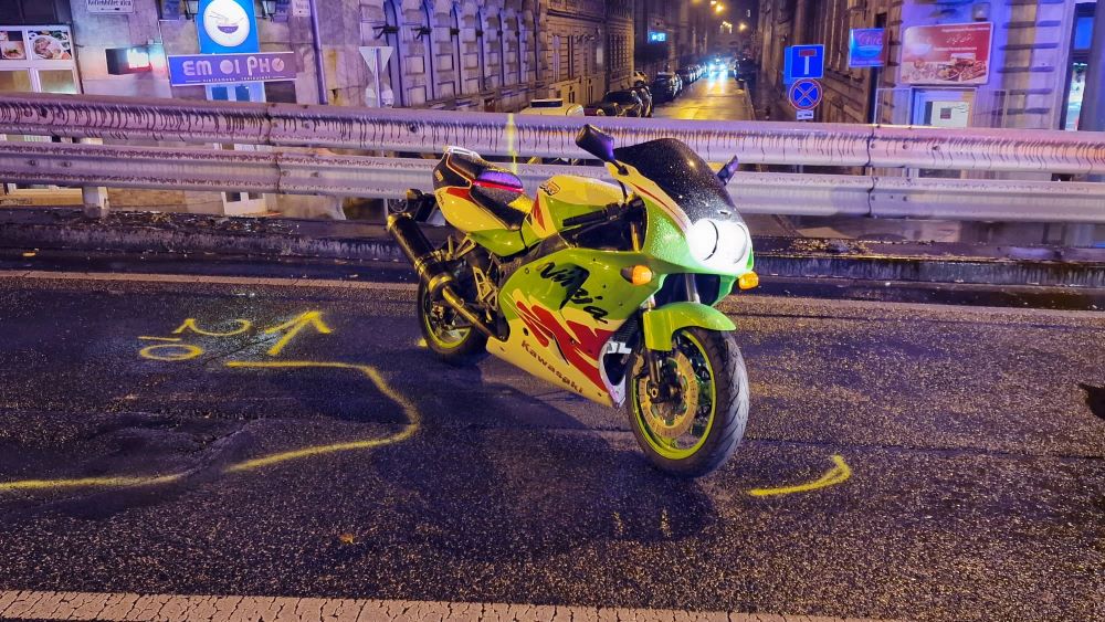 Halálos motorbaleset történt a Rottenbiller utcai felüljárón, egy órán keresztül küzdöttek a férfi életéért