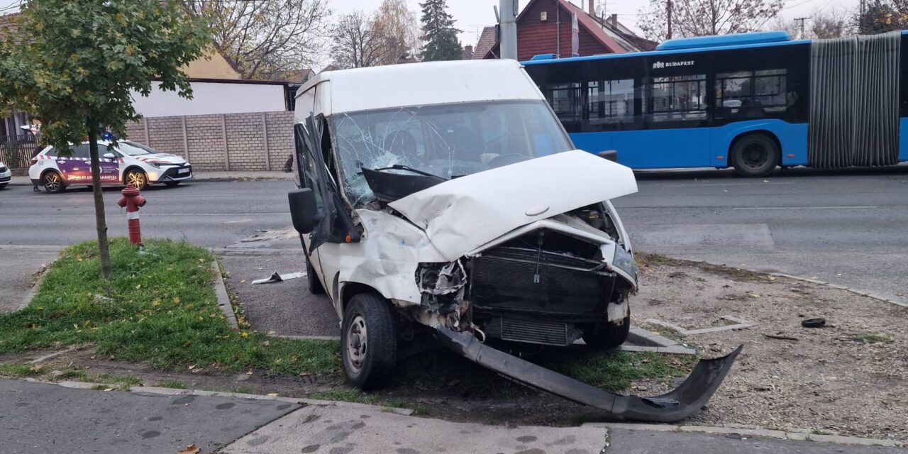 Hatalmas csattanás a 15. kerületben: a Ford vezetője nem vette figyelembe a felé tartó buszt, simán elékanyarodott – Fotók a helyszínről