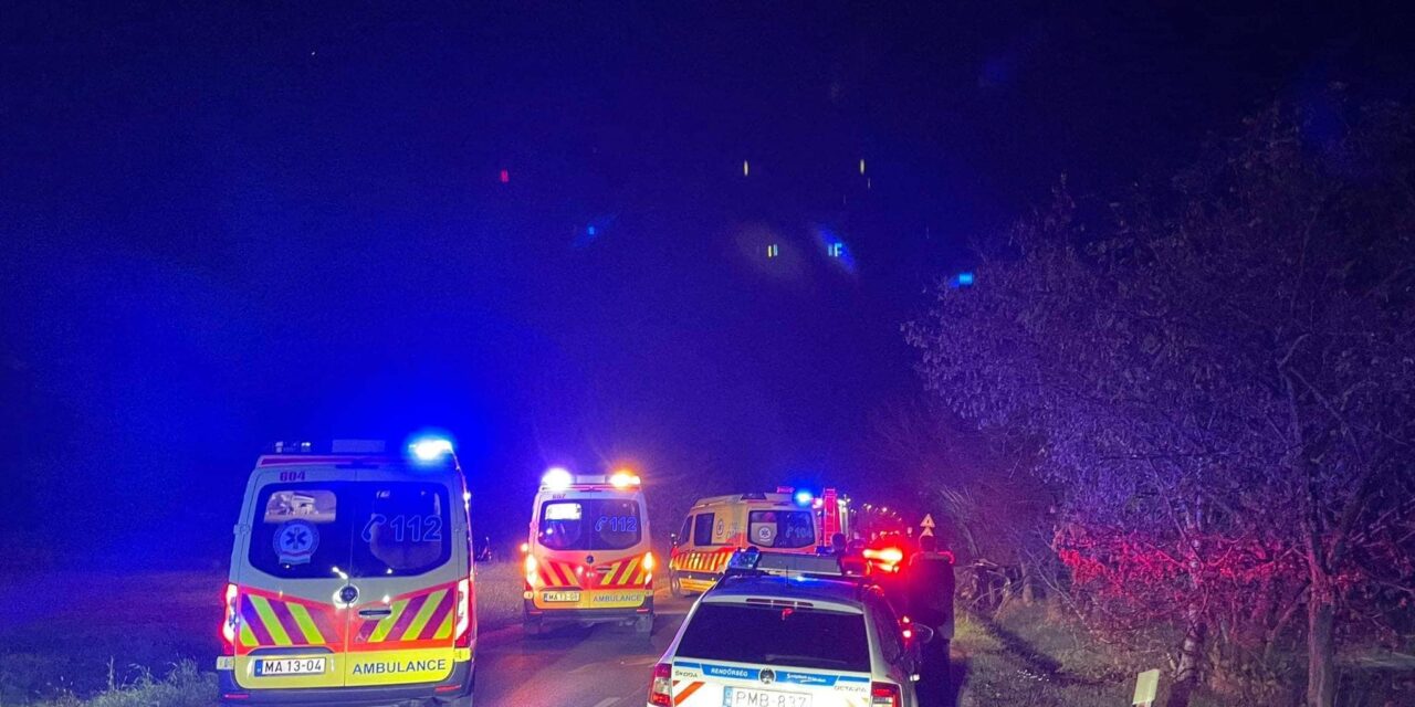 Árokba csapódott, majd oldalára borult egy autó az éjszaka Pomáznál, életveszélyes sérüléseket szenvedett a sofőr