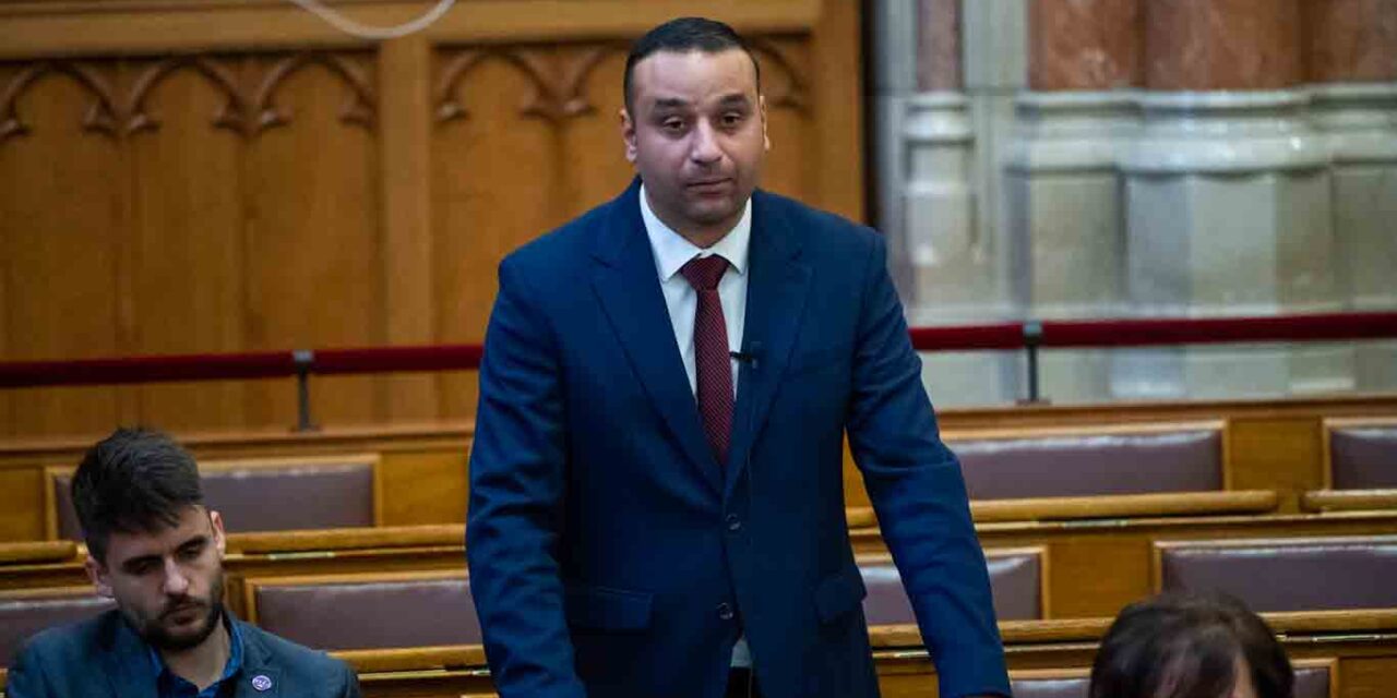 Nem engedték be egy gyöngyösi szórakozóhelyre a Momentum roma származású országgyűlési képviselőjét