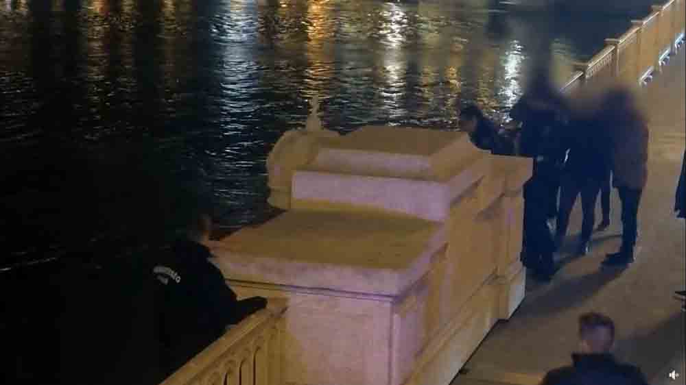 Videón a drámai pillanatok, ahogy a rendőrök megmentenek egy fiatal lányt a Margit hídon, aki végzetes döntésre szánta el magát