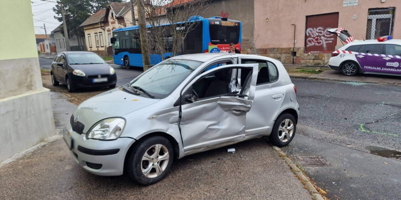 Durván lezúzták a 124-es busz elejét, tűzoltóknak kellett kiemelni a sofőrt