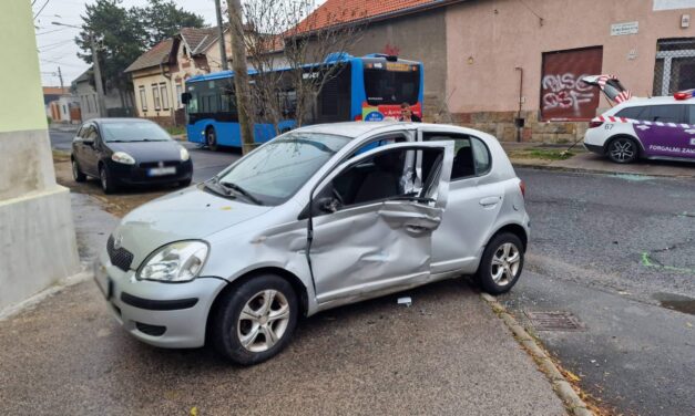Durván lezúzták a 124-es busz elejét, tűzoltóknak kellett kiemelni a sofőrt