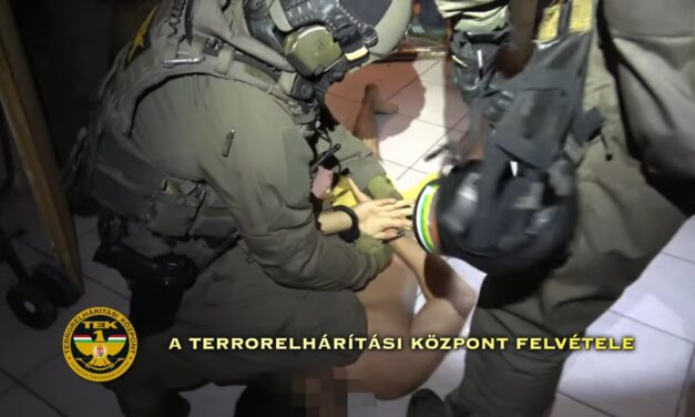 Az üzleteket a családfő bonyolította, a porciózást anya és fiai végezték – Egy abonyi kábítószerkereskedő családra csapott le a TEK – videó