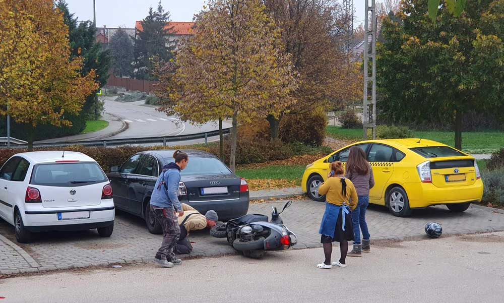 Rejtélyes támadás Telkiben – Szétverte az autót, majd veréssel fenyegette meg a fiatal nőt az utcán őrjöngő férfi, a helyiek próbálták elfogni