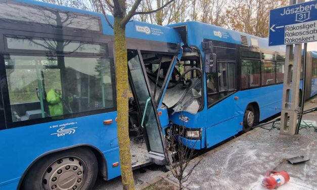 Durva buszbaleset történt a 17. kerületben, több mentőt is riasztottak a Helikopter útra