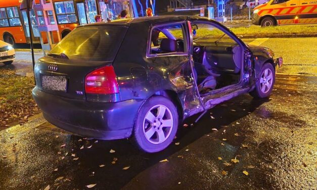 Furgonnak csapódott egy Audi az Ajtósi Dürer soron, le kellett vágni az autó ajtaját az utasok kimentéséhez