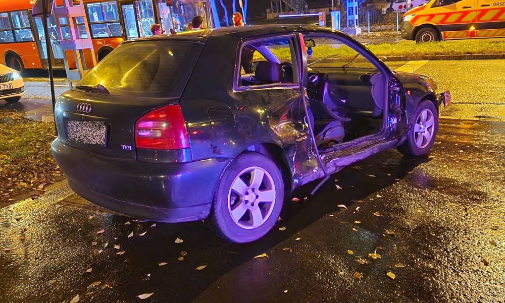 Furgonnak csapódott egy Audi az Ajtósi Dürer soron, le kellett vágni az autó ajtaját az utasok kimentéséhez