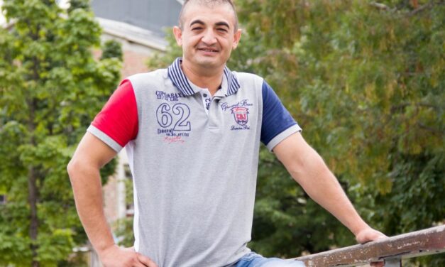 Elhunyt kislánya sírjánál járt a TV2 műsorvezetője – nyomkövetővel a lábán él, fél éve nem tud fellépni
