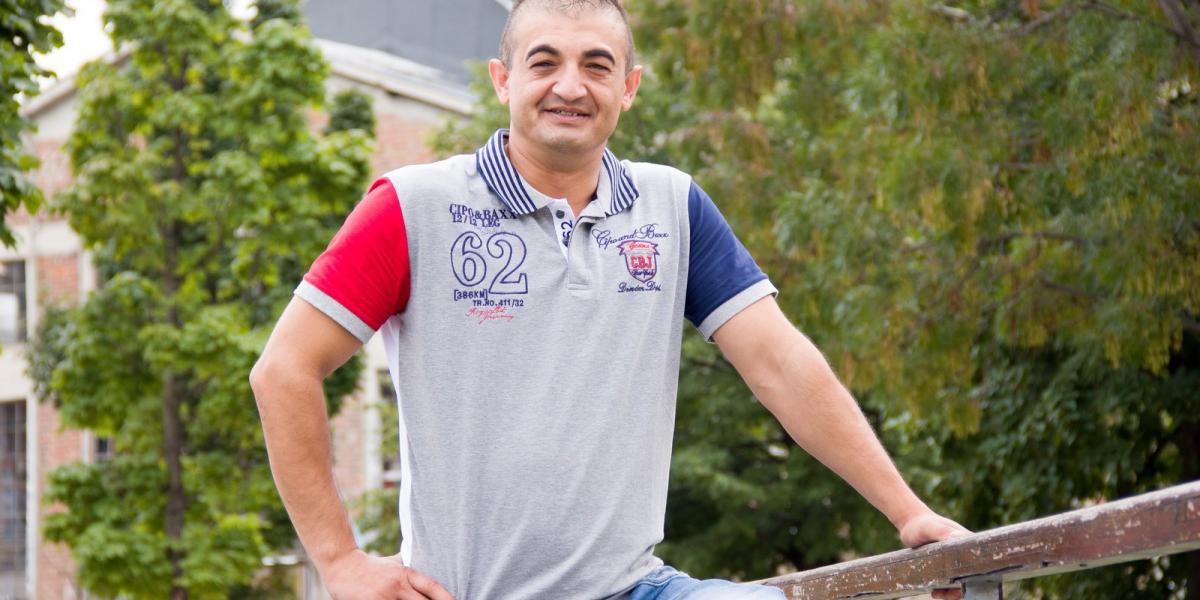 Elhunyt kislánya sírjánál járt a TV2 műsorvezetője – nyomkövetővel a lábán él, fél éve nem tud fellépni