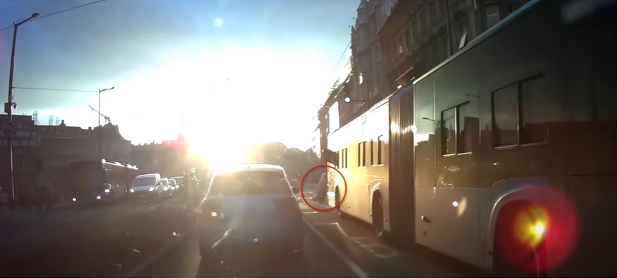 Sokkoló felvétel: a busz elé esett egy piroson átkelő néni a Keletinél