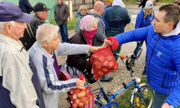 Hétmillió forintnyi krumplit és négymilliónyi hagymát osztott szét ingyen a csepeli polgármester