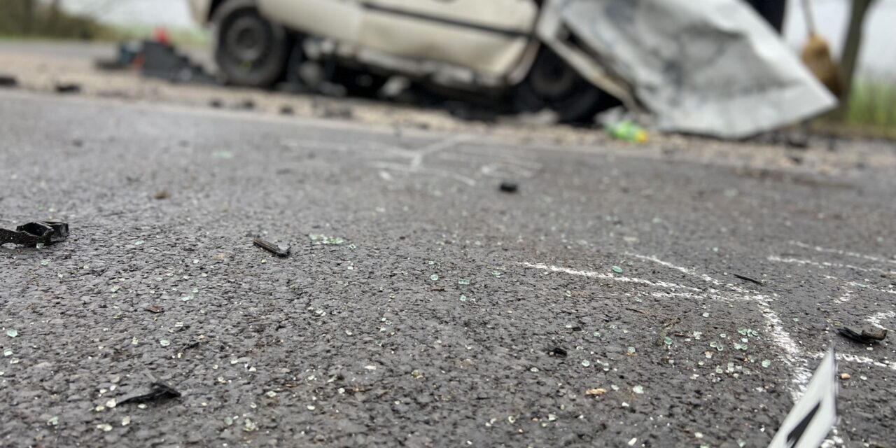 Mindössze 29 éves volt és december elejére várta kislányát az az asszony, aki életét vesztette a hétvégi brutális balesetben. Friss hírek érkeztek az édesapa és a 3 éves testvér állapotáról