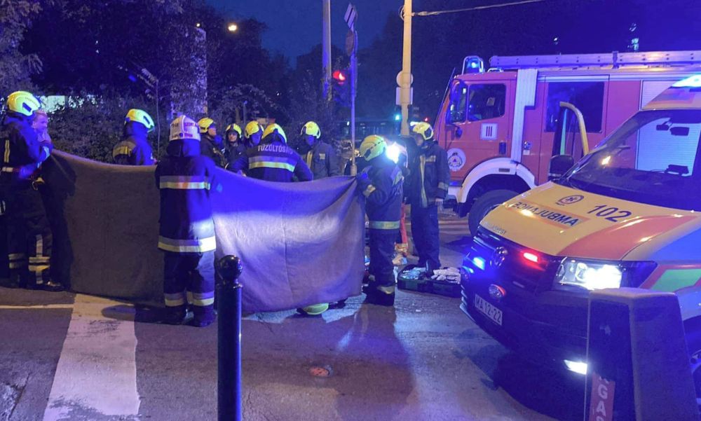 Piroson hajtott át az ételfutár, elütötte egy Mercedes, újra kellett éleszteni –  HELYSZÍNI FOTÓKKAL