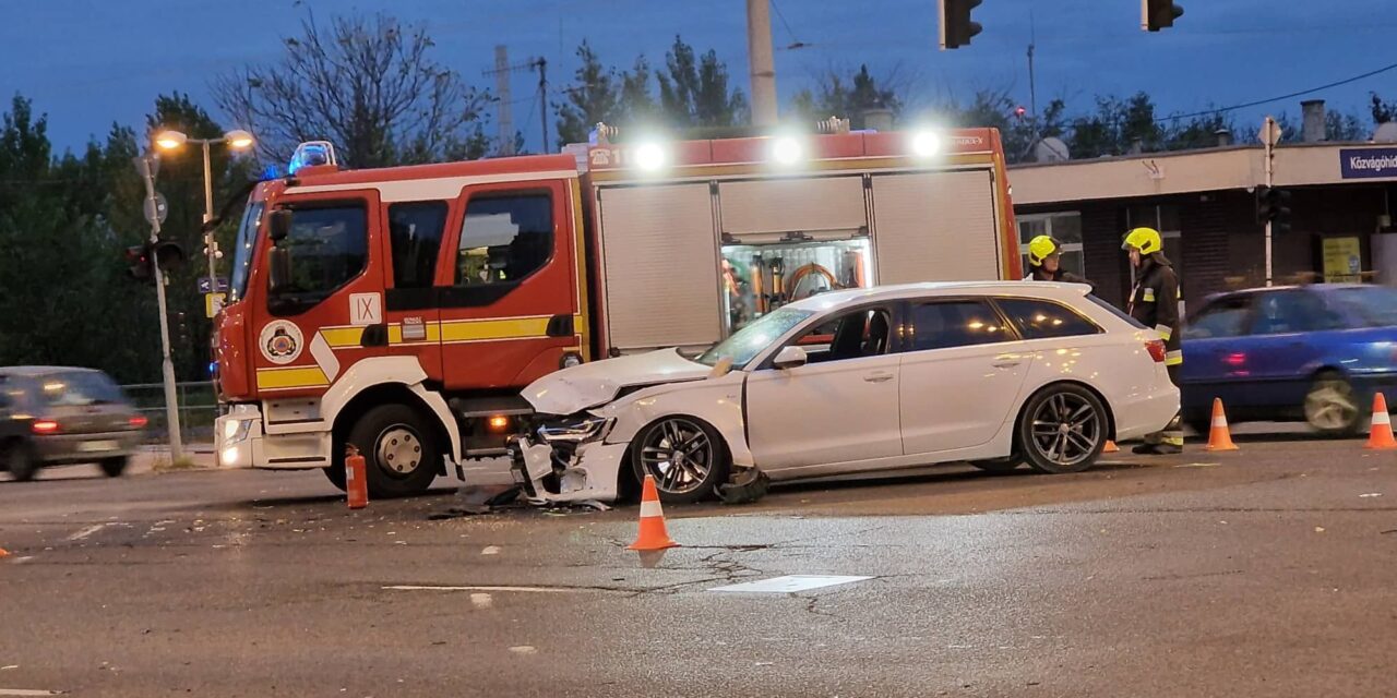 Opel és Audi csattant a veszélyes útkereszteződésben – kórházba szállították a vétlen autó sofőrjét
