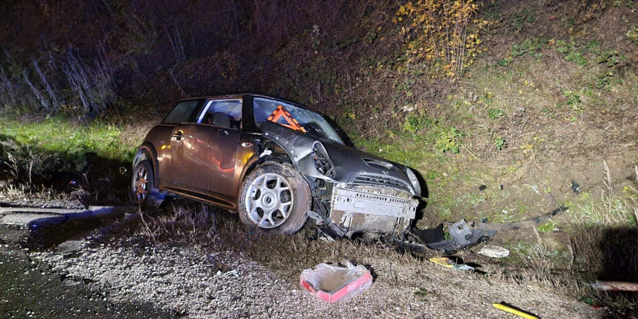 Friss hírek és helyszíni felvételek a törökbálinti tragédiáról – maga alá temette az autója azt a férfit, aki lesodródott az útról a főváros közelében