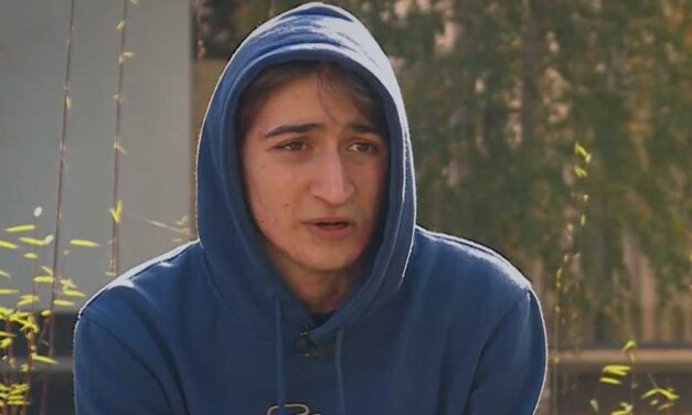 „Üvöltöztem, hogy hívjanak mentőt, és elkezdtem felrohanni a vonat tetejére” – megszólalt az áramütést túlélő diák, barátja szelfizni akart a vonat tetején, akkor érte őket a baleset