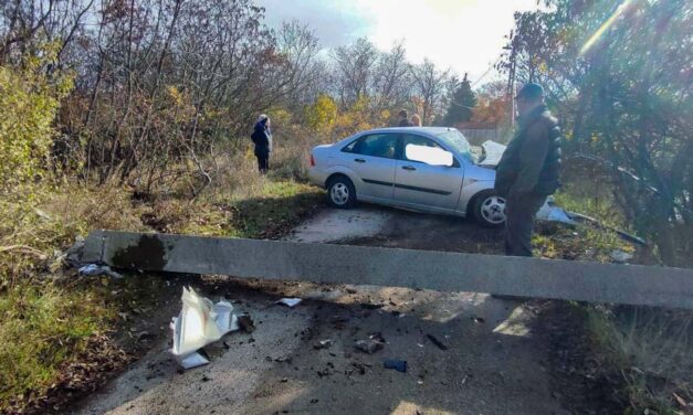 Óriási sebességgel villanyoszlopnak ütközött egy autó Szentendrén